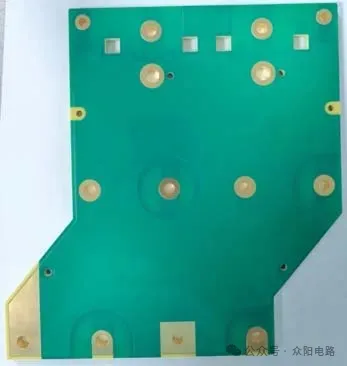 Uniwell Circuit rompe las barreras con PCB de 6.3 mm de espesor con 8- capa 420 μm de cobre apila...